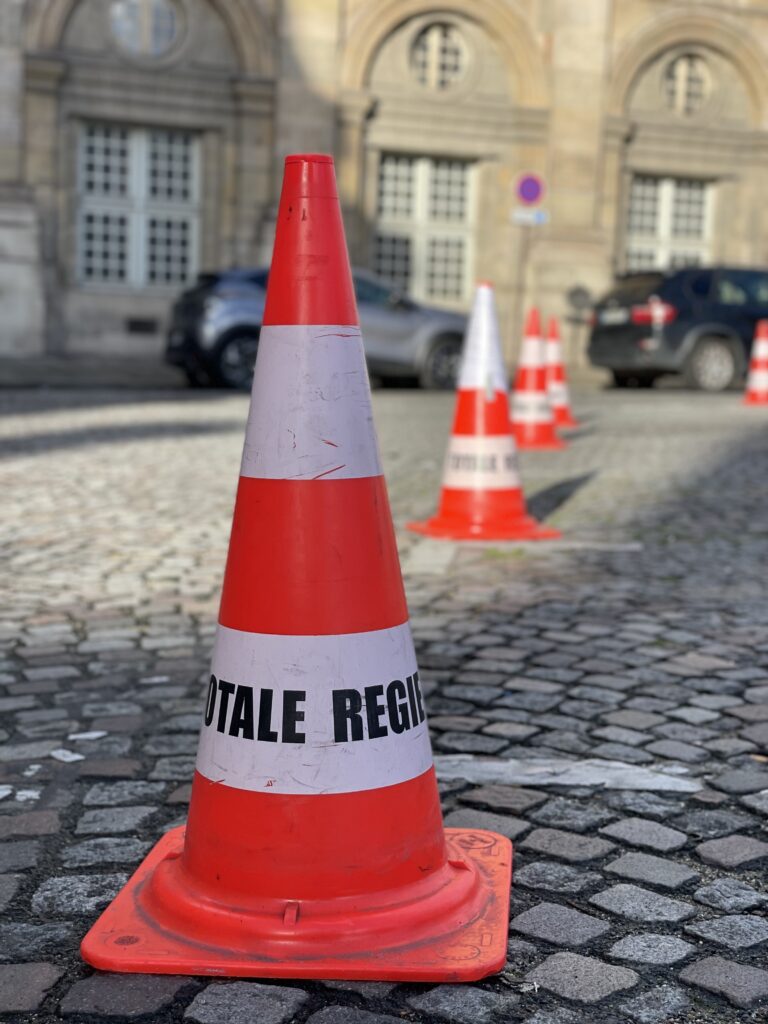 Nos cônes de signalisation dans une place à Paris