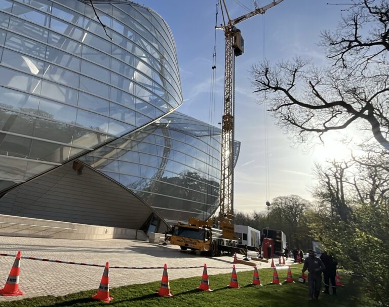 Lire la suite à propos de l’article Un grutage à la Fondation Louis Vuitton – Entre contraintes architecturales et œuvre d’art
